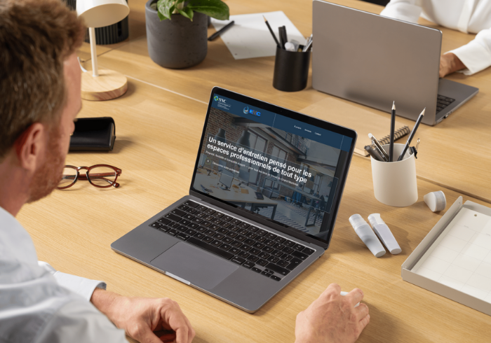 landing page - homme qui regarde un ordinateur - entretien SNC