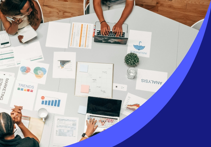 Accompagnement - employés autour d'une table - plusieurs feuilles sur la table - travail collaboratif - SEO local