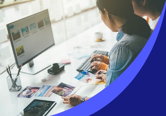 Accompagnement multi-plateformes - employés devant un ordinateur