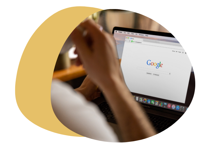 Agence Google Ads - Personne devant un ordinateur sur Google