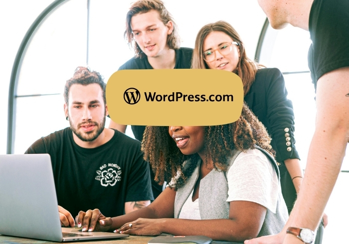 site web wordpress - Agence - Employés qui regardent un ordinateur