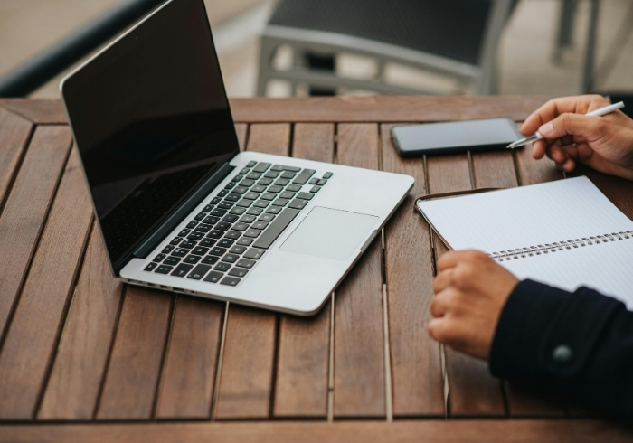 site web wordpress - analyse des besoins - cahier de notes avec un ordinateur