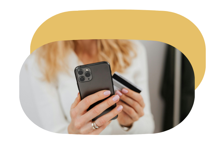 Femme qui tiens son téléphonne cellulaire ainsi qu'une carte de crédit à la main
