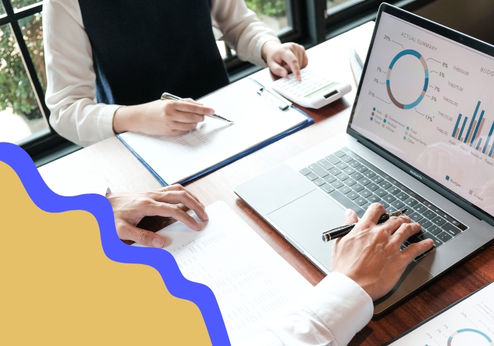 Analyse approfondie - agence meta ads - deux personnes devant un ordinateur qui effectuent des recherches