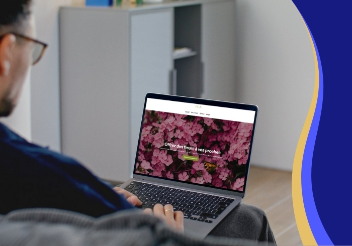 Homme sur son ordinateur qui regarde un site transactionnel shopify