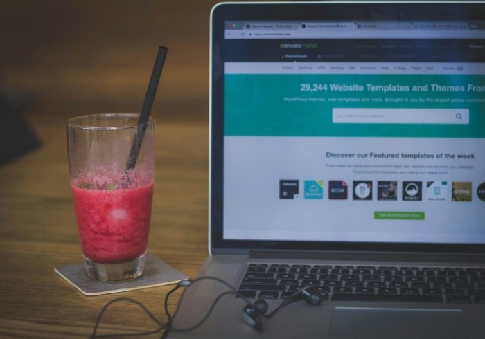 Création de contenu optimisé - Ordinateur avec un smoothie à côté - SEO complet sur site web