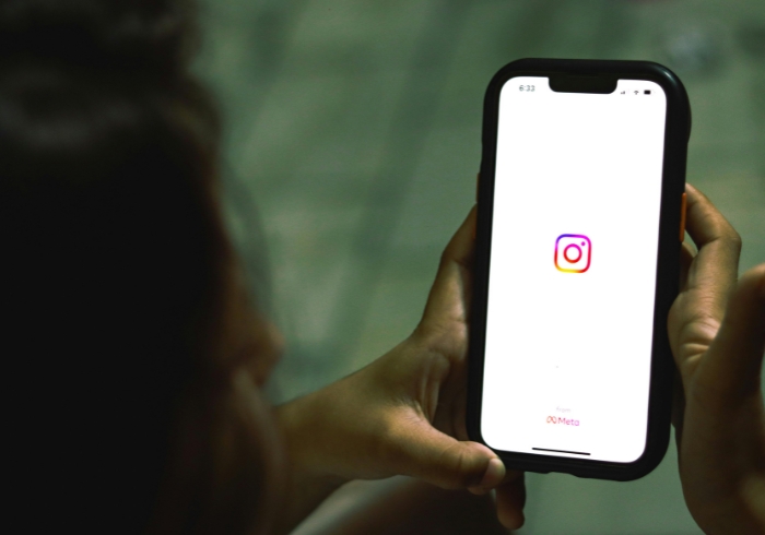 creation de publicités - agence meta ads - instagram sur un téléphone mobile
