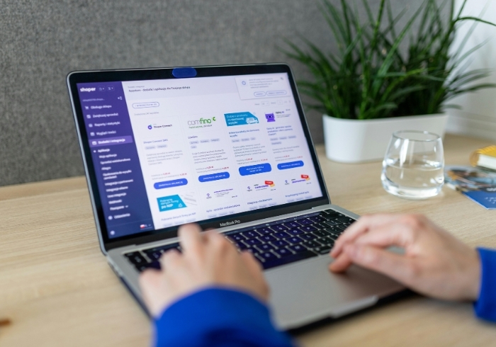 Développement technique - mains sur un ordinateur pour la création d'un site transactionnel shopify