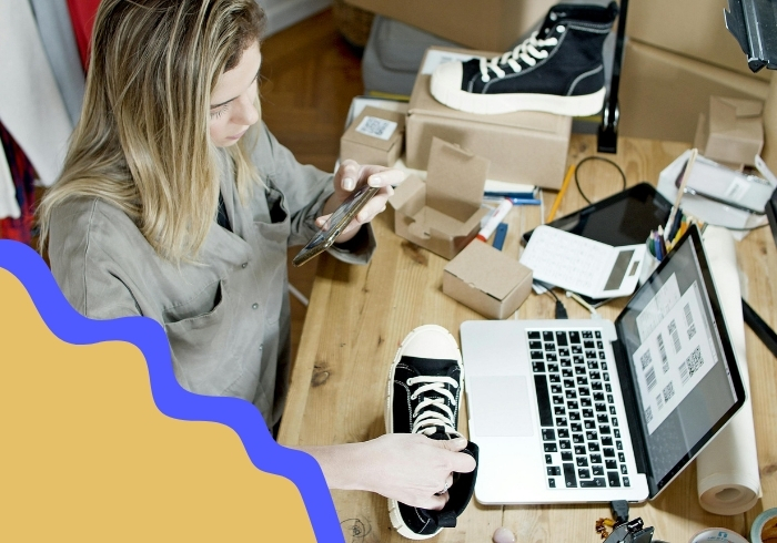 Femme qui gère ses produits (souliers) sur sa boutique en ligne shopify