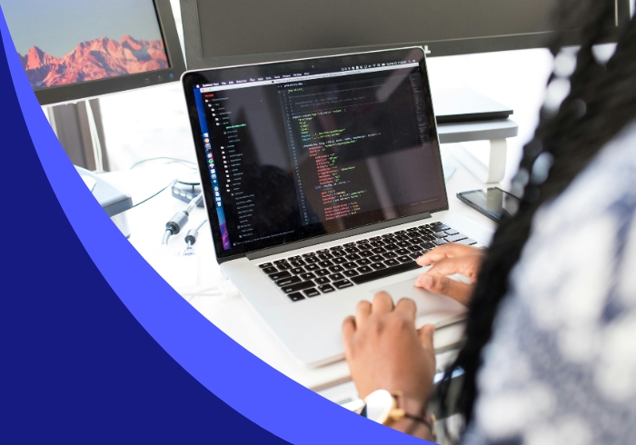landing page - optmisation technique - femme à l'ordinateur qui code un site web