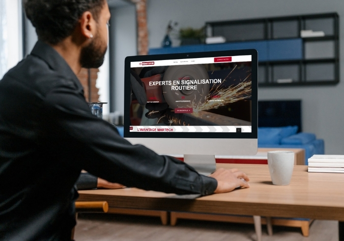 landing page - Homme à l'ordinateur qui regarde le site web de Martech