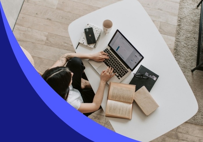 Photo prise de haut - femme à l'ordinateur à un bureau blanc - optimisation technique
