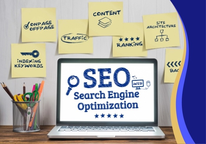 Ordinateur qui présente le seo - posts-its au mur avec des termes en lien avec le sujet - SEO complet