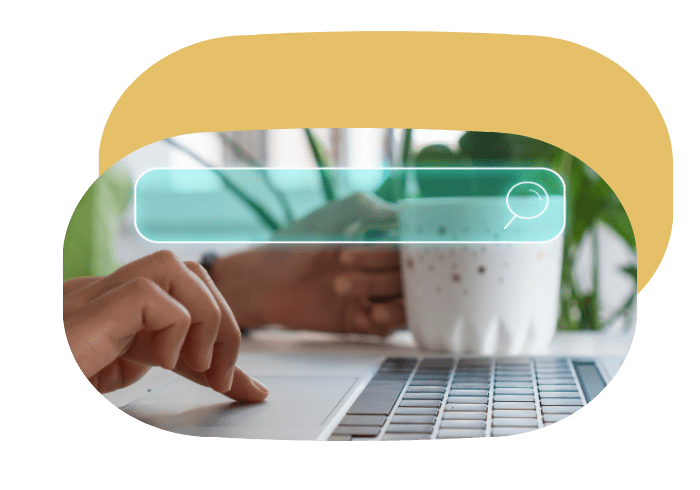 Reccherche demots-clés - main sur un ordinateur qui cherche des mots-clés - SEO complet