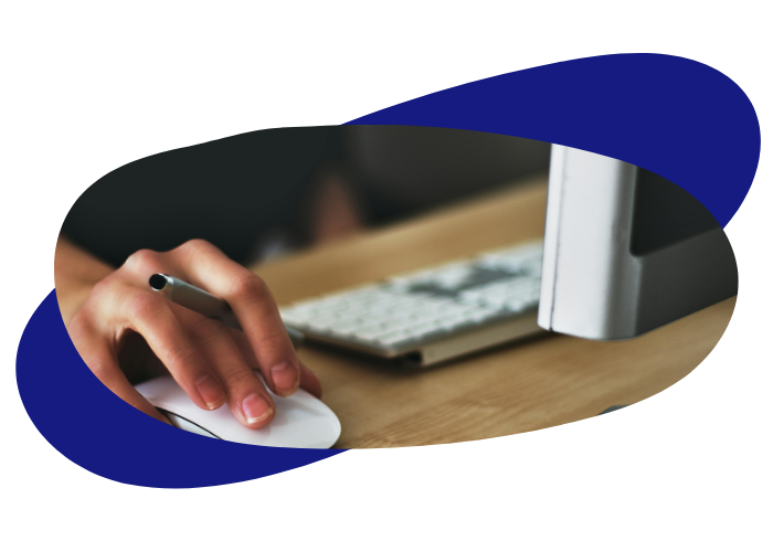 landing page - rédaction contenu - main avec une souris sur l'ordinateur